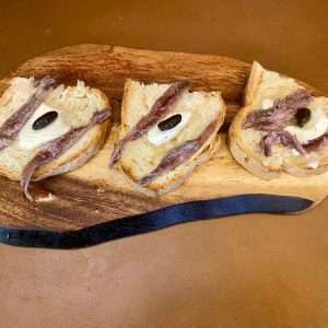Bruschette cetaresi con burro mantecato, alici sott'olio e oliva